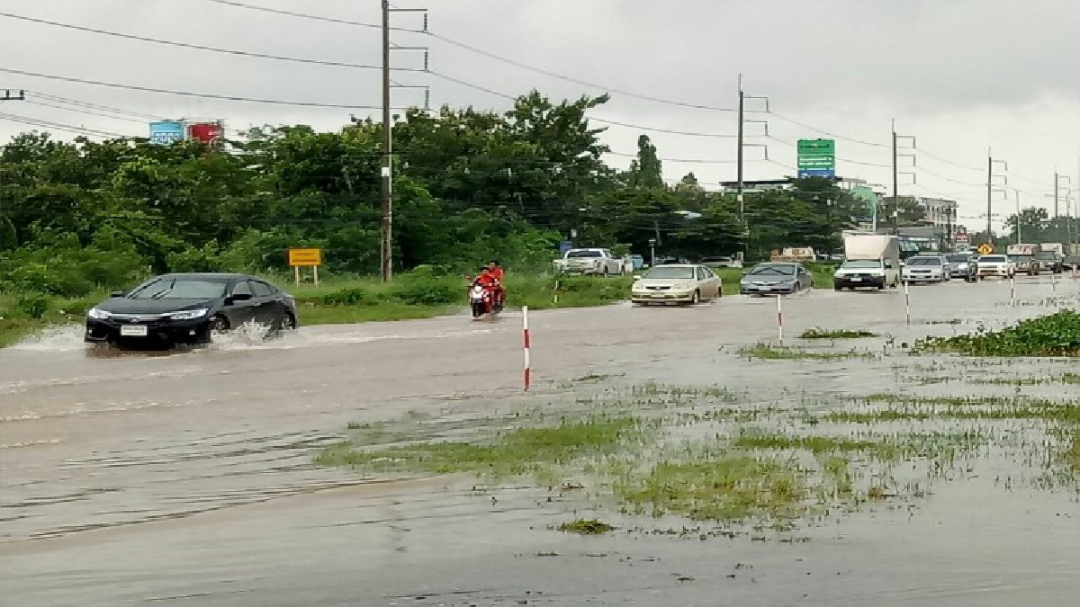 รถติดยาว ต่อเนื่อง ฝนกระหน่ำหนักน้ำเอ่อไร้ที่ระบายไหลหลากเอ่อซ้ำซาก ถนนสุวรรณศร สาย 33