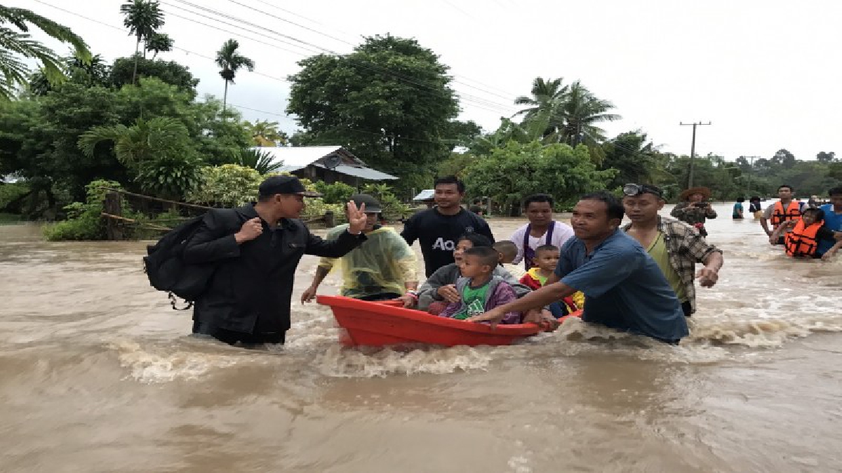 ศรีสะเกษโดนหนัก!! น้ำป่าเทือกเขาพนมดงรักทะลักท่วม 3 ตำบลกันทรลักษ์ ชาวบ้านหอบข้าวของหนีน้ำท่วมโกลาหล (ชมคลิป)