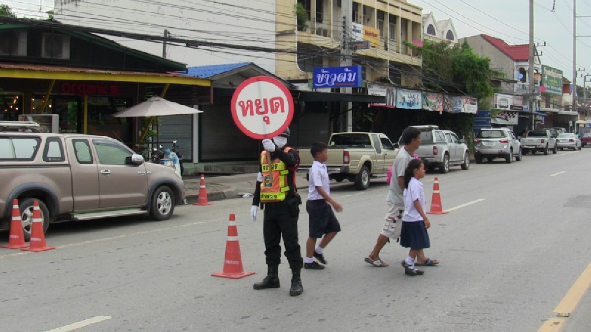 ไอเดียบรรเจิด!! ตร.อ่างทอง ทำป้ายหยุดขนาดใหญ่ ช่วยเด็กนักเรียนข้ามถนน แทนการใช้สัญญาณมือ และเสียงนกหวีด (มีคลิป)