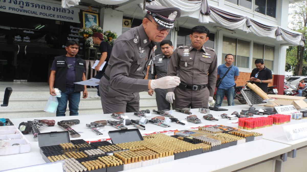 โดนรวบแล้ว!? รองผบช.ภ.1 แถลงข่าวจับหนุ่มขายปืนผ่านโซเชียล สารภาพหมดเปลือก รับมาจำหน่ายให้กลุ่มนักศึกษา!? (ชมคลิป)