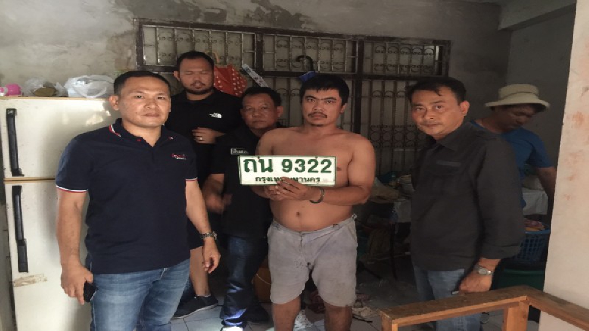 สุดท้ายก็จนมุม!! ตำรวจพัทยาโชว์ผลงานรวบ 2 ผู้ต้องหาทำร้ายชิงทรัพย์นักศึกษาสาวชาวจีน (มีคลิป)