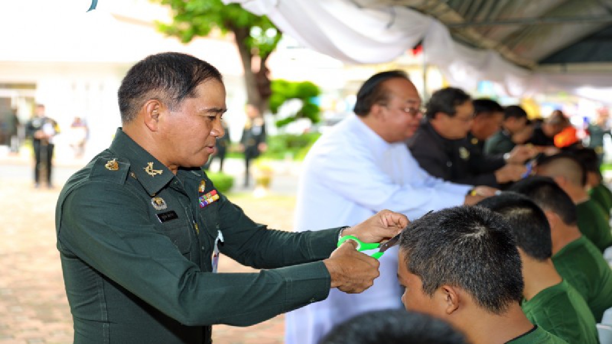 ข้าราชราชการและประชาชน ร่วมพิธีบรรพชาสามเณรหมู่ นักศึกษาวิชาทหาร 66 รูปถวายเป็นพระราชกุศลแดในหลวง ร.10 (มีคลิป)
