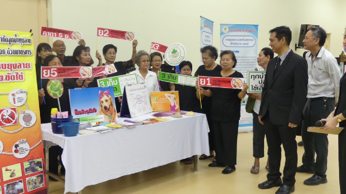 ปทุมธานี!! แพทย์-พยาบาล จนท.ทุกระดับ รพ.ปทุม ร่วมเฉลิมพระเกียรติ ในหลวง ร.0 พร้อมปลูกดอกดาวเรือง (มีคลิป)