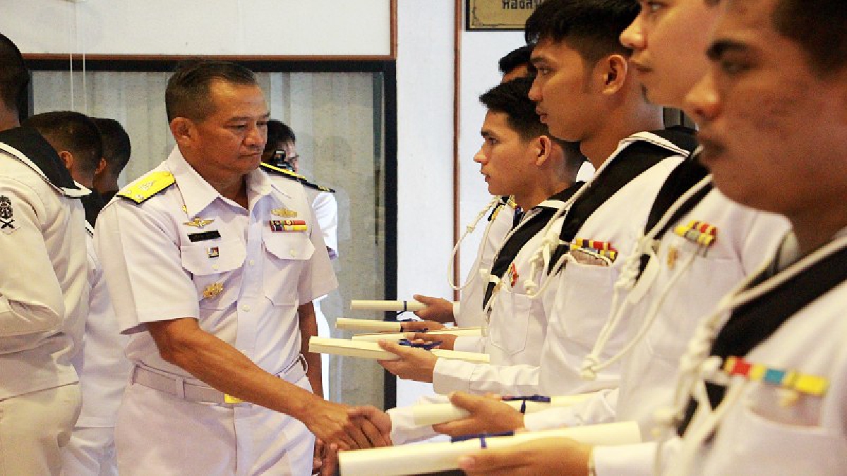 ฐานทัพเรือสัตหีบ ทำพิธีปลดทหารกองประจำการ พร้อมมอบประกาศเกียรติคุณทหารกองประจำการหลังรับใช้ชาติ (มีคลิป)