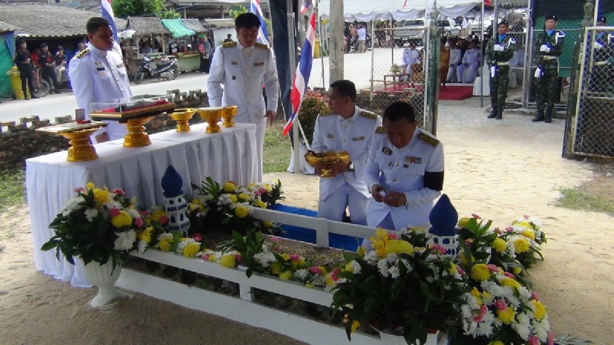 ร.10 ทรงห่วงใย!! โปรดเกล้าฯ ให้ผู้ว่าปัตตานี อันเชิญดินพระราชทานวางหลุมฝังศพ อาสาสมัครทหารพรานอีลหฮัม ปูเตะ เป็นกรณีพิเศษ