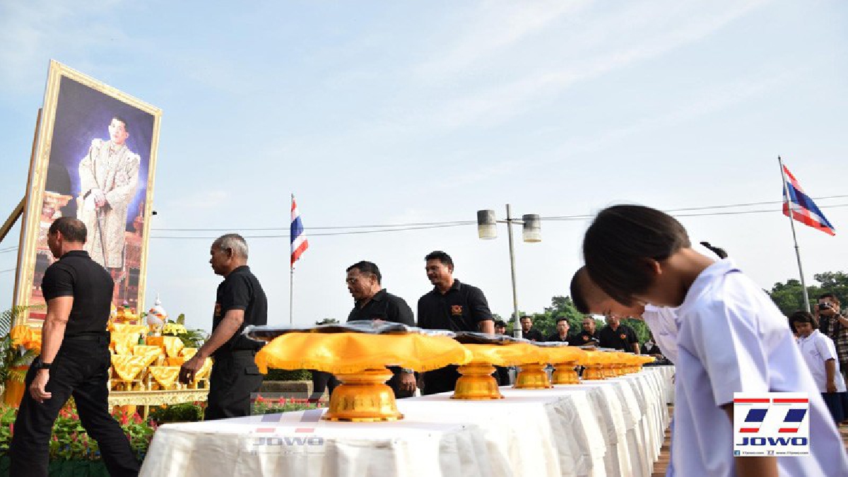 จ.ยะลา นักเรียน-ปชช.รับมอบเสื้อพระราชทาน พร้อมรวมใจปลูกต้นไม้เฉลิมพระเกียรติ ถวายเป็นพระราชกุศลในหลวง ร.10 (มีคลิป)