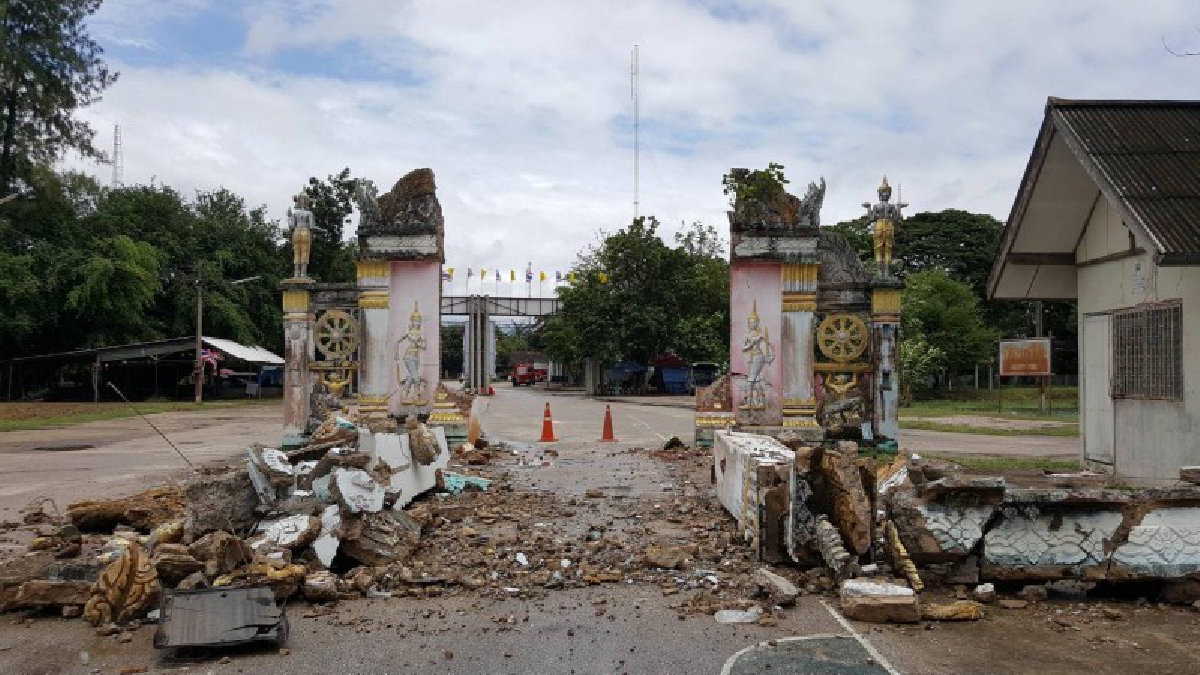 สะพรึง!! ชาวบ้านเชื่ออาถรรพ์ลางบอกเหตุ รถพ่วงชนซุ้มประตูวัดคู่บ้านคู่เมืองวัฒนานคร (มีคลิป)