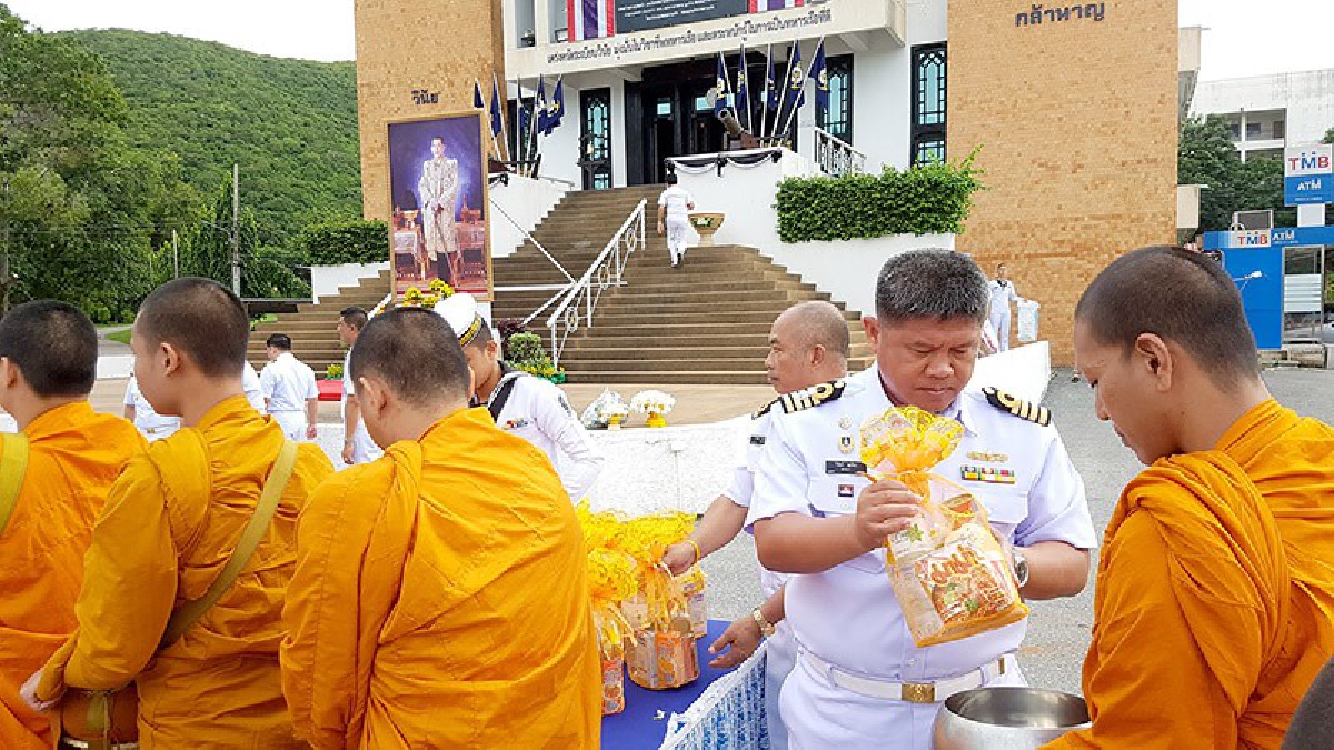 ชลบุรี!! ผบ.โรงเรียนชุมพลทหารเรือ นำข้าราชการ นักเรียนจ่า ร่วมใส่บาตรพระสงฆ์ 66 รูป ถวายเป็นพระราชกุศล ในหลวงรัชกาลที่ 10 (มีคลิป)