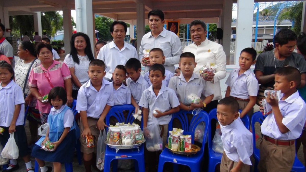 ชาวบ้านหมู่ 5 บ้านหัวโกรก ร่วมกันทำบุญตักบาตรพร้อมทำความสะอาดพื้นที่ถวายเป็นพระราชกุศลในหลวง ร.10 (มีคลิป)