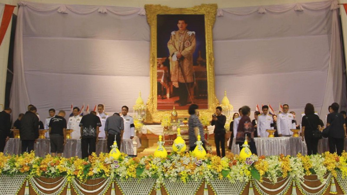ผู้ว่าอุดรฯ มอบเสื้อพระราชทาน จากในหลวง ร.10 ให้แก่ประชาชนสำหรับสวมใส่ในกิจกรรมสาธารณประโยชน์ เพื่อถวายเป็นพระราชกุศลในวันเฉลิมพระชนมพรรษา