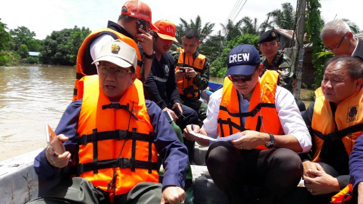 ศรีสะเกษวิกฤต!! น้ำป่าทะลักท่วมเขตเมืองกันทรลักษ์ กว่า 140 หลังคาเรือนจมใต้น้ำ ทหารเร่งอพยพชาวบ้าน ผู้ว่าฯสั่งปิดน้ำตกห้วยจันทร์ (คลิป)