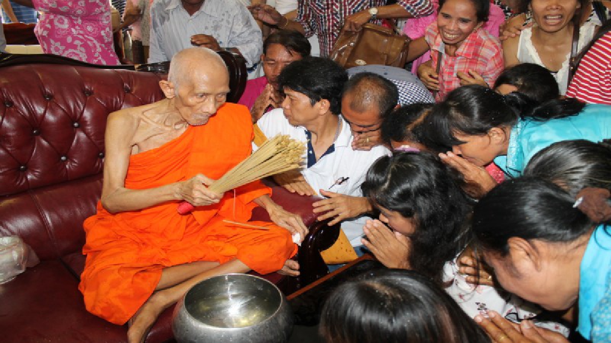 อาลัยหลวงพ่อรวย!! ลูกศิษย์นำคลิปหลวงพ่อสอนให้"รักชาติ ศาสนา พระมหากษัตริย์" มาเป็นคติสอนใจ เผยงดสวดพระอภิธรรม วันที่ 28 ก.ค. 1 วัน (ชมคลิป)