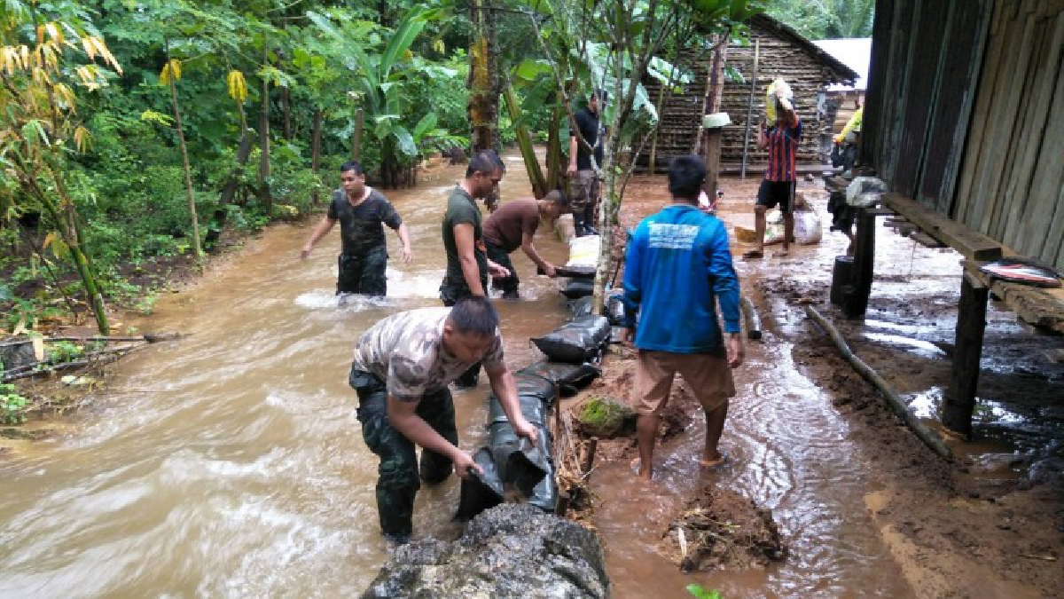 อ่วม!! พายุเซินกาส่งฝนถล่มทองผาภูมิ น้ำป่าทะลักท่วมหมู่บ้านปรังกาสี จนท.เร่งวางกระสอบทรายกั้น (คลิป)