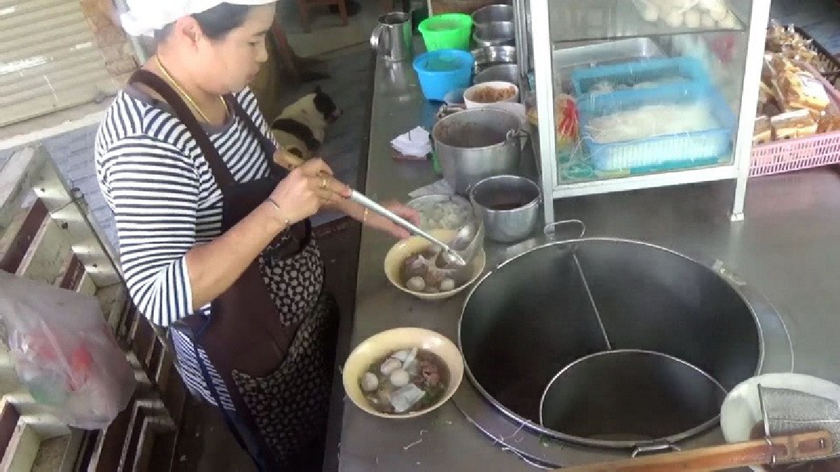 สูตรเด็ดต้องกินให้ได้!! ลูกค้าแห่อุดหนุนก๋วยเตี๋ยวป้าเล็กแน่นร้าน เปิดมากว่า 10 ปี เนื้อหมูหมักรสชาติกลมกล่อมน้ำข้นน้ำใส เครื่องเต็มๆ (คลิป)