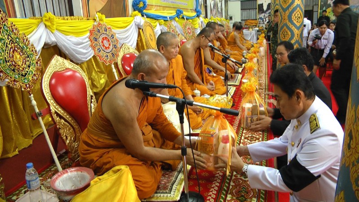 นครพนม!! ผวจ. นำประกอบพิธีเจริญพระพุทธมนต์ถวายพระราชกุศล พระบาทสมเด็จพระปรมินทรมหาภูมิพลอดุลยเดช (คลิป)