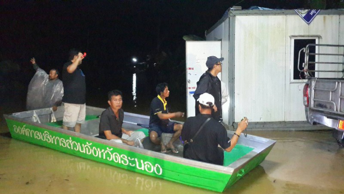 ระนอง!! ฝนตกถล่มหนักต่อเนื่อง น้ำหลากท่วมทางพื้นที่การเกษตร และบ้านเรือนประชาชน จนท.เร่งมือเข้าช่วยเหลือ!? (ชมคลิป)