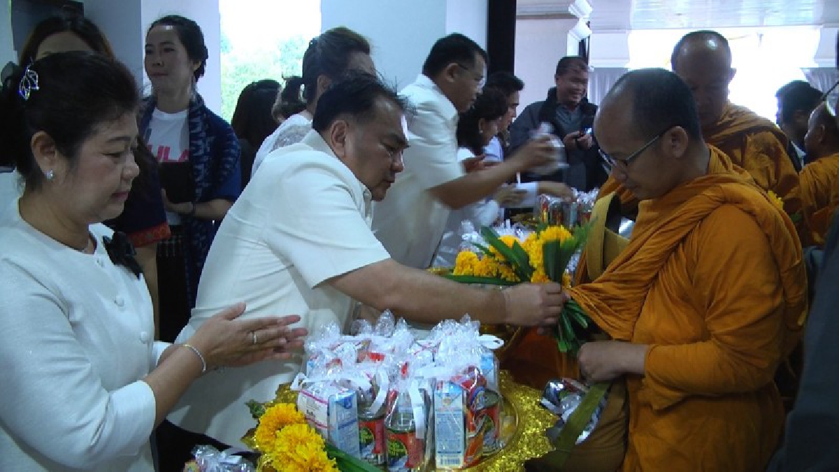 พ่อเมืองนำ คณะครูอาจารย์ ข้าราชการ พลเรือน นักศึกษาร่วมใจประกอบพิธี ทำบุญตักบาตรถวายเป็นพระราชกุศลฯ กับพระสงฆ์ จำนวน 66 รูป (มีคลิป)