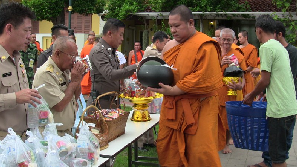 ทำด้วยใจ!! พสกนิกรชาวตลาดร้อยปี ร่วมตักบาตรถวายเป็นพระราชกุศลในหลวง ร.10 เนื่องในวันเฉลิมพระชนมพรรษา ครบ 65 พรรษา