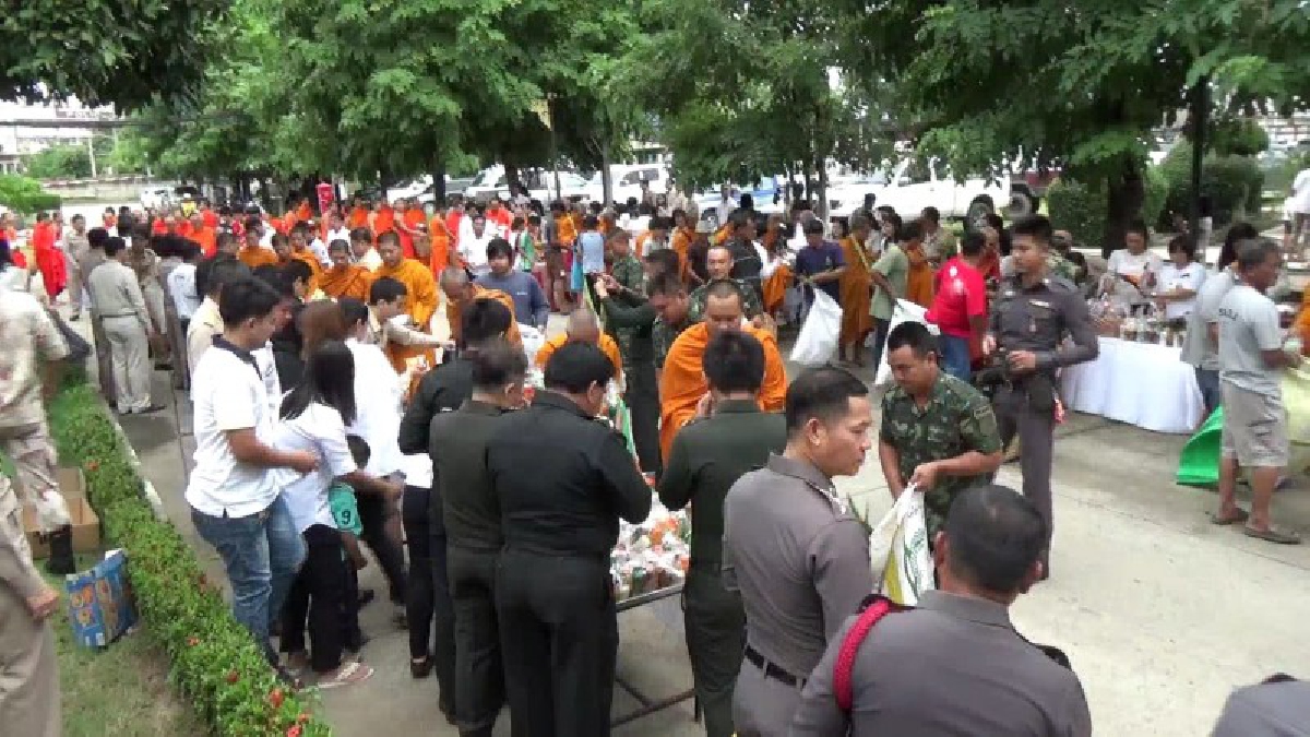 ชาวอ่างทอง!! พร้อมใจทำบุญตักบาตร แด่พระภิกษุสงฆ์ จำนวน  66 รูป เนื่องในวันคล้ายวันเฉลิมพระชนมพรรษาในหลวงรัชกาลที่ 10 (คลิป)