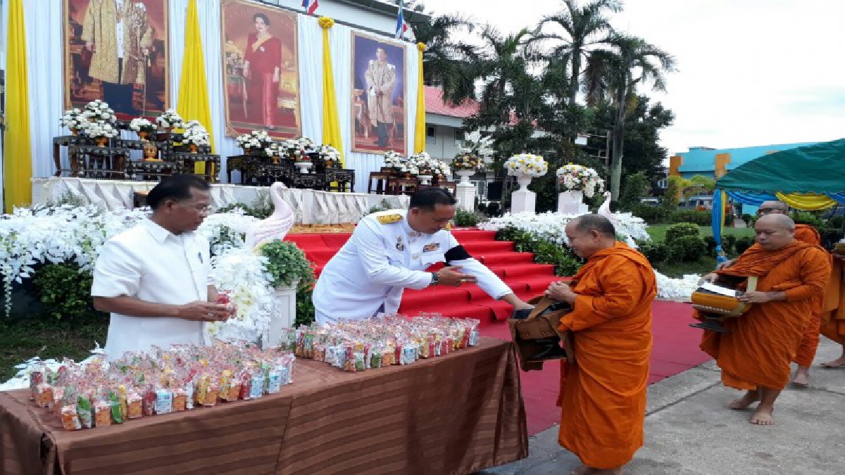 นายอำเภอท่าบ่อ นำพสกนิกรทุกหมู่เหล่า จัดพิธีทำบุญตักบาตรแด่พระสงฆ์ 66 รูป เนื่องในโอกาสเฉลิมพระชนมพรรษา 65 พรรษา (ชมคลิป)