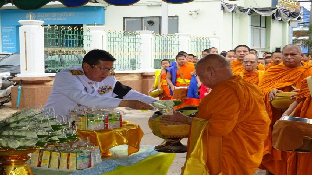 ศรีสะเกษ!! หัวหน้าส่วนราชการและ ปชช. ร่วมตักบาตรพระสงฆ์ 99 รูป เพื่อถวายเป็นพระราชกุศลแด่ "ในหลวงรัชกาลที่ 10" ที่บริเวณหน้าศาลหลักเมือง