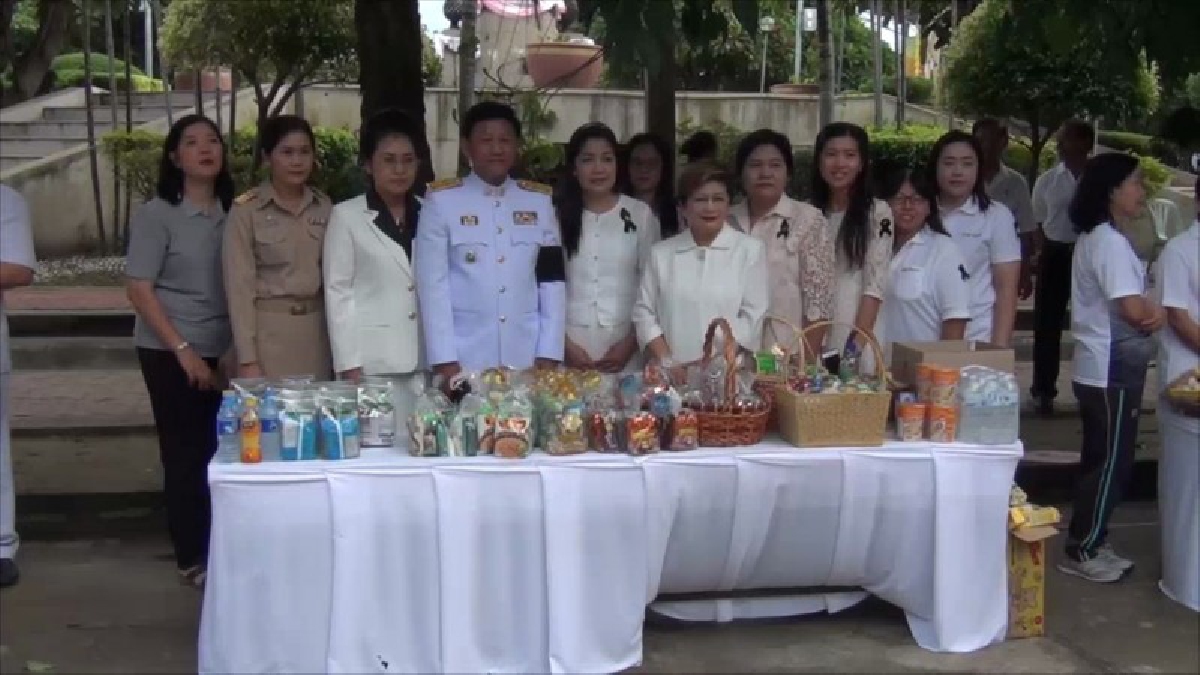 อ่างทอง!! ผู้ว่านำพสกนิกรอ่างทอง ทำบุญตักบาตรถวายพระราชกุศล "ในหลวง ร.10" เนื่องในโอกาสวันเฉลิมพระชนมพรรษา 65 พรรษา (ชมคลิป)
