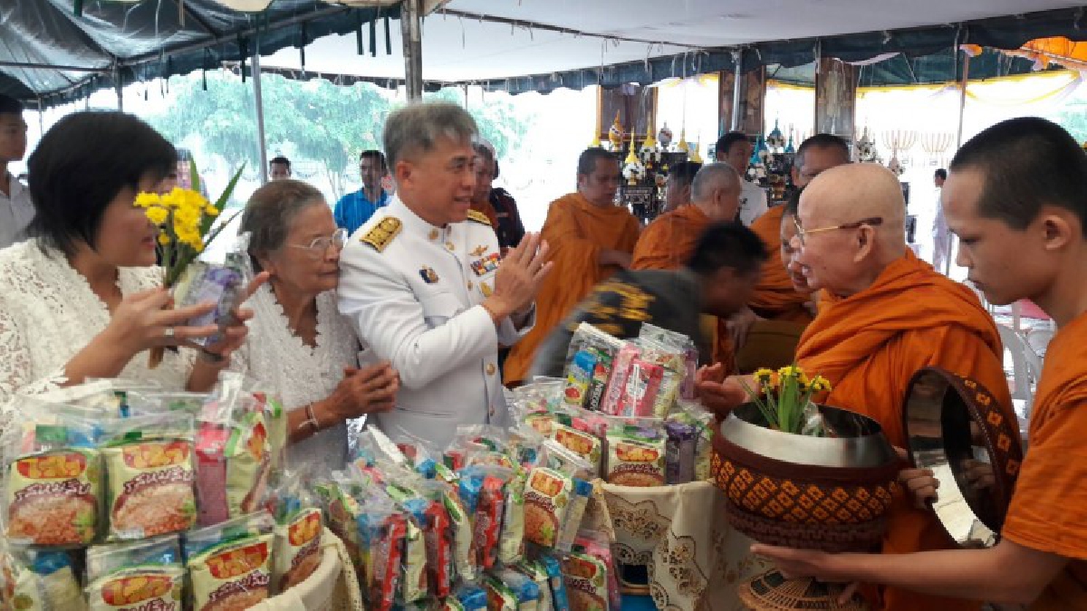 ผู้ว่าราชการจังหวัดหนองคาย นำพสกนิกรทุกหมู่เหล่า ร่วมประกอบพิธีทำบุญตักบาตร เฉลิมพระเกียรติ "ในหลวงรัชกาลที่ 10" (ชมคลิป)