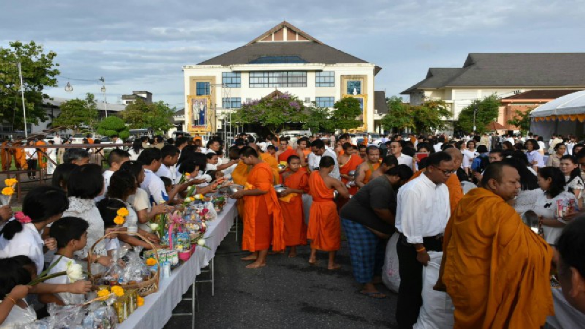 เฉลิมพระชนมพรรษา!! พ่อเมืองนครฯ&ndash;รอง มทภ.4 นำประชาชนทำบุญตักบาตรแด่พระสงฆ์ 66 รูปถวายเป็นพระราชกุศล 65 พรรษา แด่สมเด็จพระเจ้าอยู่หัวฯ