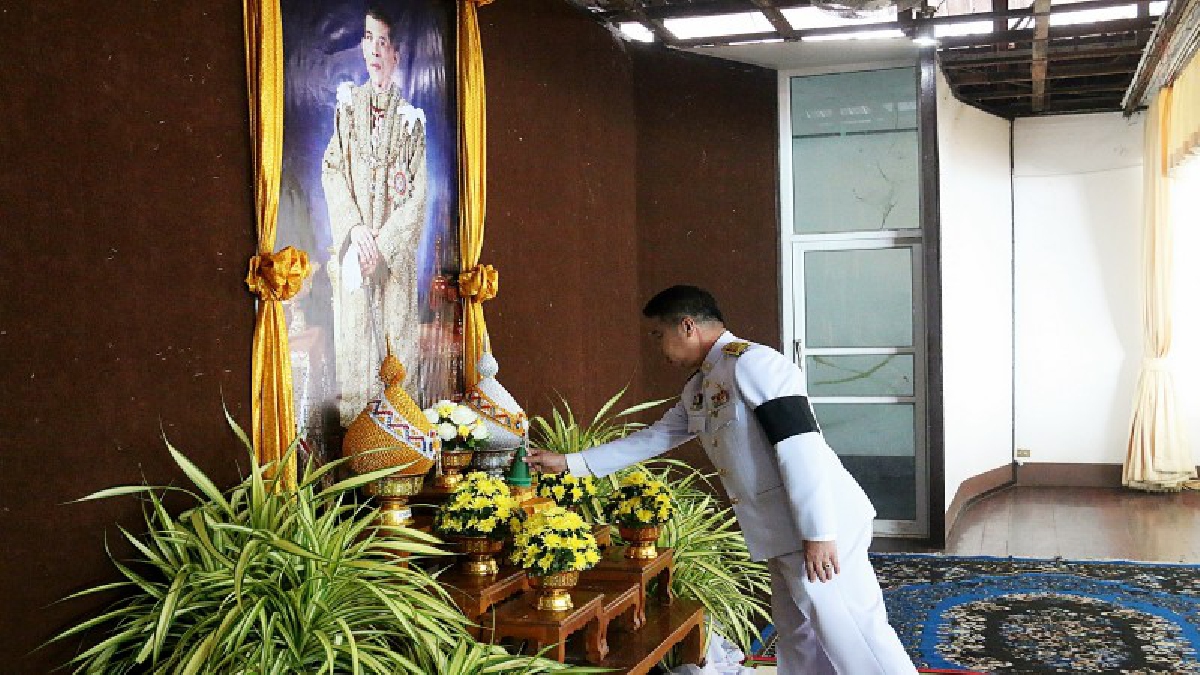 รับบุญกันถ้วนหน้า!! นายอำเภอสัตหีบนำตักบาตร วันเฉลิมพระชนมพรรษา 65 พรรษา ในหลวง ร.10 (ชมคลิป)