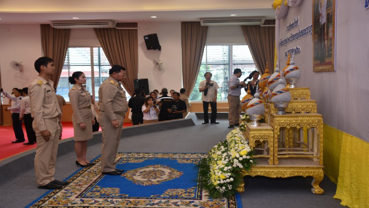 นครนายก!! ทำบุญตักบาตรรข้าวสารอาหารแห้ง แด่พระภิกษุสงฆ์ ถวายเป็นพระราชกุศล "ในหลวงรัชกาลที่ 10" (ชมคลิป)