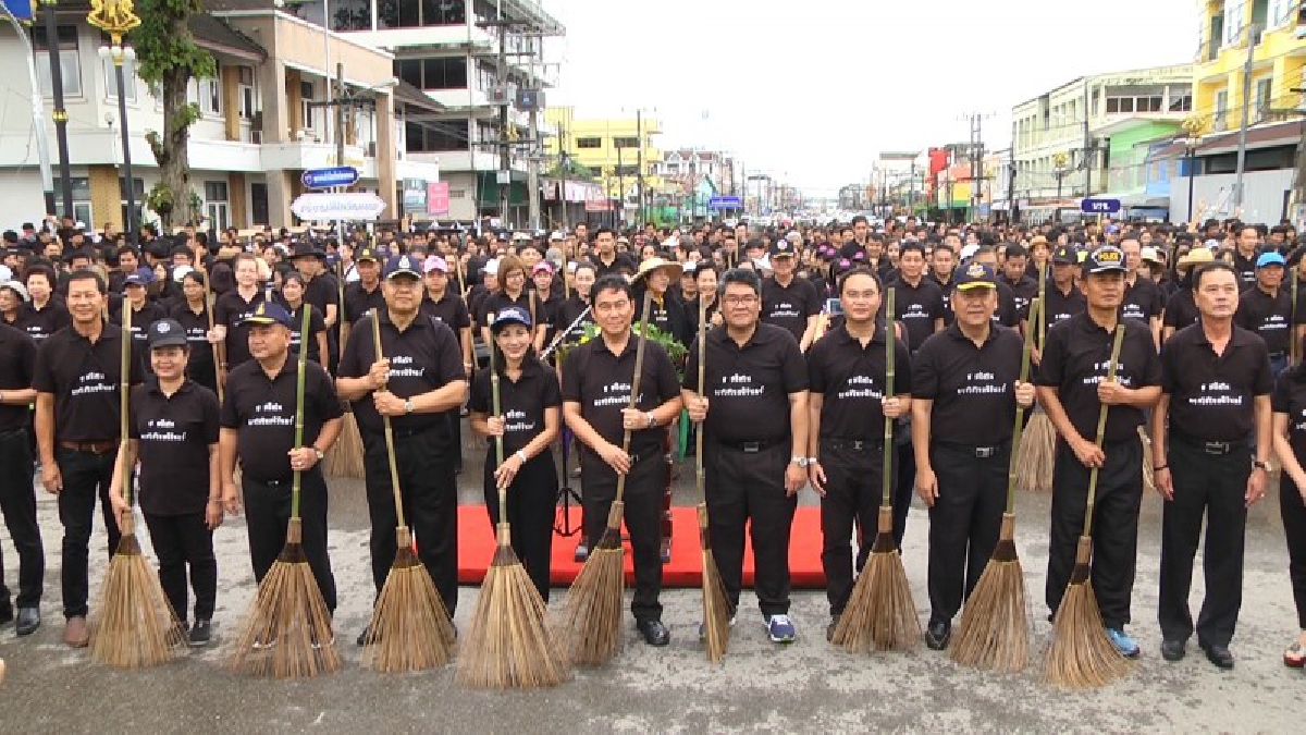 นครพนม!! พสกนิกร รวมพลังบำเพ็ญประโยชน์ เฉลิมพระเกียรติสมเด็จพระเจ้าอยู่หัวรัชกาลที่ 10 เนื่องในโอกาสวันเฉลิมพระชนมพรรษา 65 พรรษา (มีคลิป)