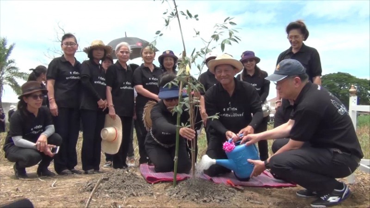 อ่างทอง - จัดพิธีปลูกต้นไม้เฉลิมพระเกียรติสมเด็จพระเจ้าอยู่หัวมหาวชิราลงกรณ บดินทรเทพยวรากูร เนื่องในโอกาสมหามงคลเฉลิมพระชนมพรรษา (มีคลิป)