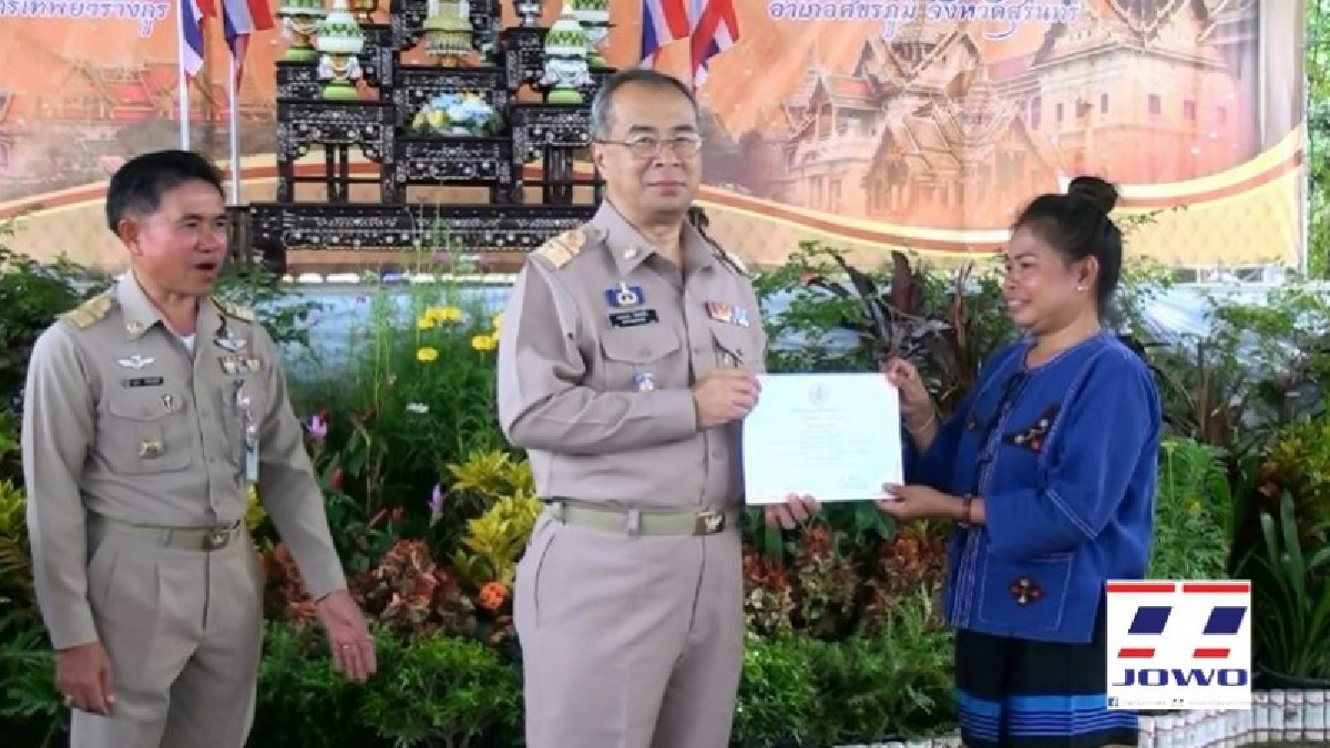 พ่อเมืองสุรินทร์ มอบเงินรางวัลและเกียรติบัตรเป็นกำลังใจแก่เกษตรกร ประกวดผลไม้ทางการเกษตร ในงานคลินิกเกษตรเคลื่อนที่(ชมคลิป)