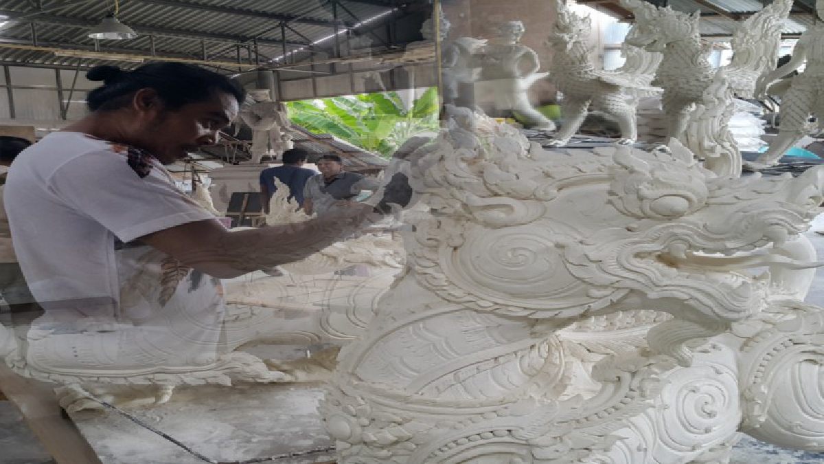 เพชรบุรี!! ผอ.สำนักช่างสิบหมู่ ตรวจงานปูนปั้นเมืองเพชร ปั้นสัตว์หิมพานต์ ประดับสระอโนดาตรอบพระเมรุมาศ
