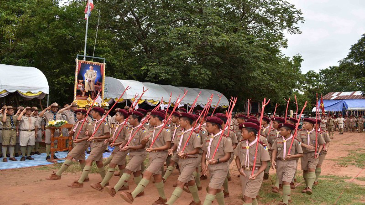 กาฬสินธุ์!! ลูกเสือ-เนตรนารี จำนวน 1,000 คน ร่วมสวนสนาม เฉลิมพระเกียรติ ในหลวงรัชกาลที่ 10 (มีคลิป)