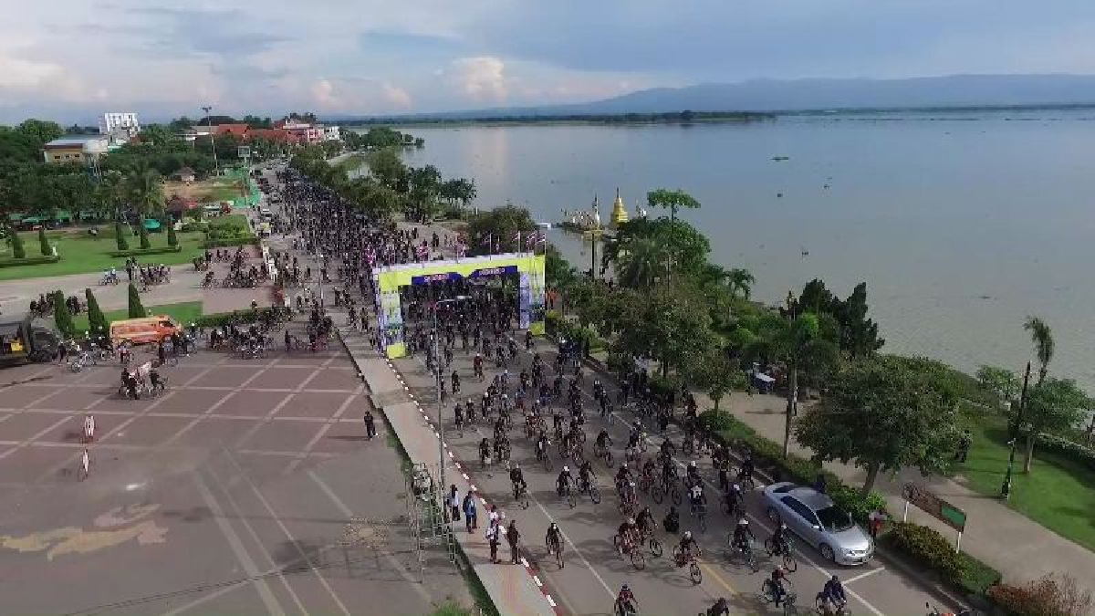 ที่สุดแห่งความภักดี!! ผู้ว่าฯพะเยา นำ ขรก.และชาวพะเยา กว่า 5,000 คน ปั่นฯเฉลิมพระเกียรติถวายในหลวง ร.10 รอบกว๊านพะเยาสุดงดงาม!! (มีคลิป)