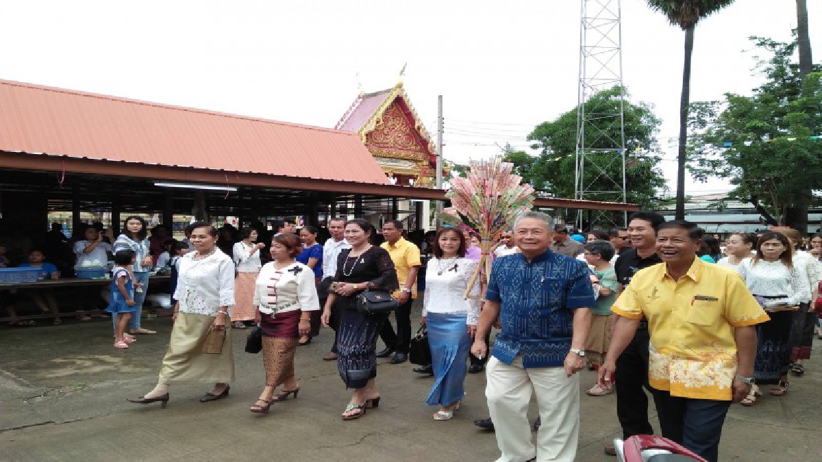 ชาวบ้านในตำบลศิลา อำเภอเมืองขอนแก่น ร่วมทอดเทียนพรรษาถวายให้วัด เพื่อสืบสานวัฒนธรรมอันดีงามของไทยให้คงอยู่สืบไป