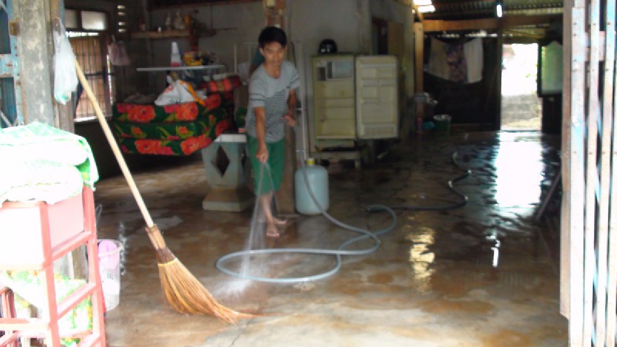 ศรีสะเกษ - น้ำท่วม อ.กันทรลักษ์ ลดแล้ว ชาวบ้านน้ำตาตก พบบ้านพังเสียหายยับเยิน (มีคลิป)