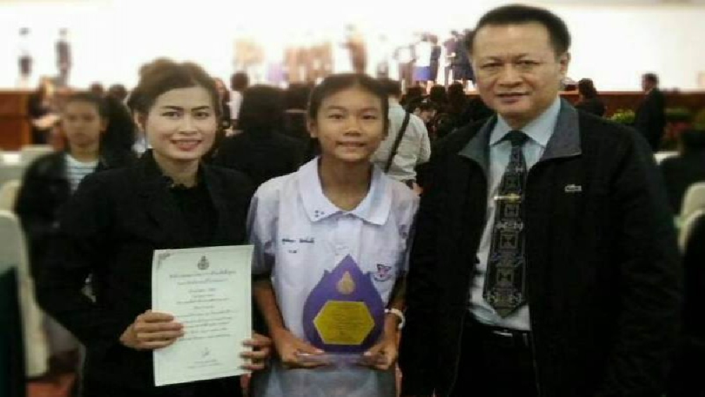 ชื่นชม นร.หญิงเก่งระดับประเทศ!! น้องแมงปอ ร.ร.อนุบาลพะเยา คว้ารางวัลชนะเลิศการแข่งขันทักษะภาษาไทยในวันภาษาไทยแห่งชาติ (มีคลิป)