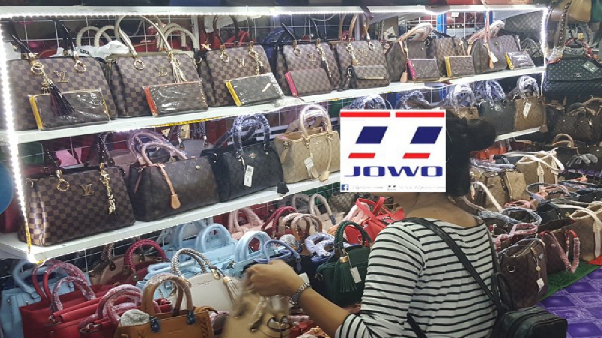 เกลื่อนตลาดช่องจอม!! เขมรสุดกร่างขายสินค้าแบรนด์เนม โจ่งครึ่มไม่เกรงกลัวลิขสิทธิ์ ราคาหลักแสน แต่เป็นเจ้าของได้ในราคาหลักร้อย (มีคลิป)
