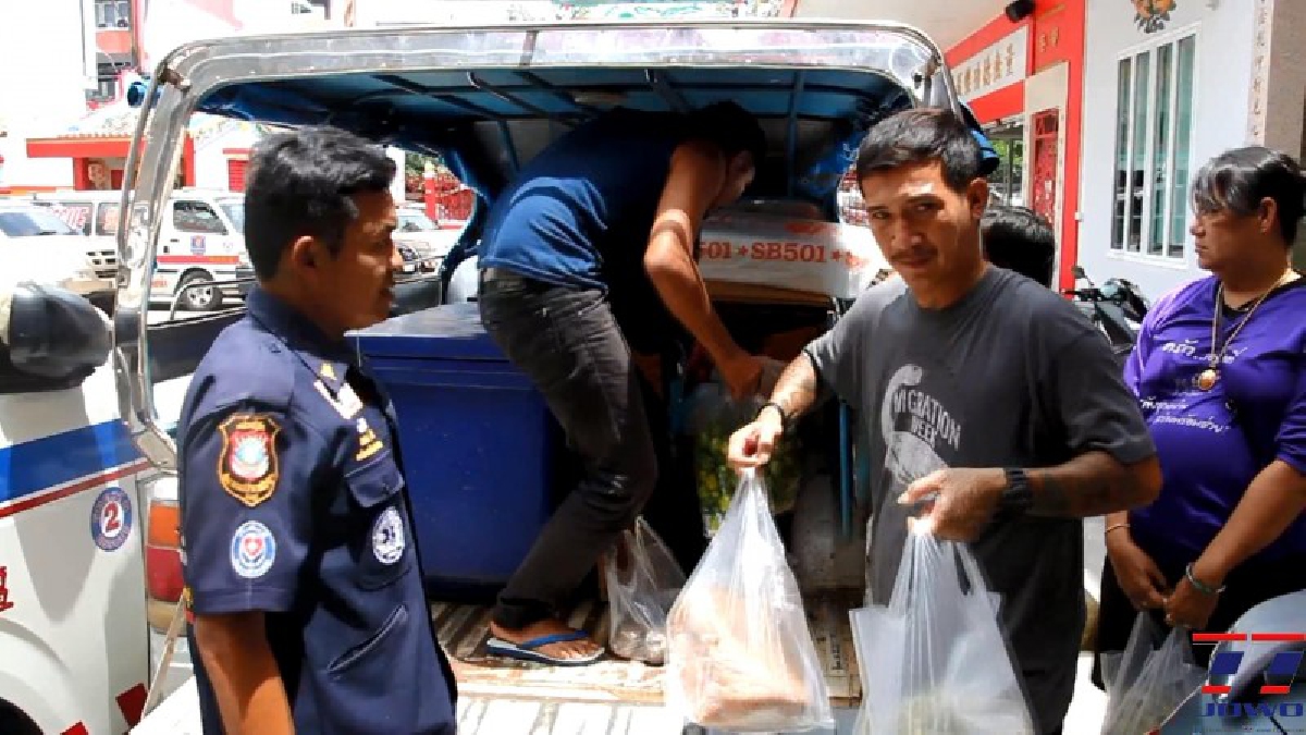 คนไทยไม่ทิ้งกัน!! ตัวแทนชาวจันทบุรีชุดแรก องค์กรปกครองส่วนท้องถิ่นพร้อมกู้ภัยฯจิตอาสา เดินทางช่วยเหลือผู้ประสบอุทกภัยที่ สกลนคร (มีคลิป)