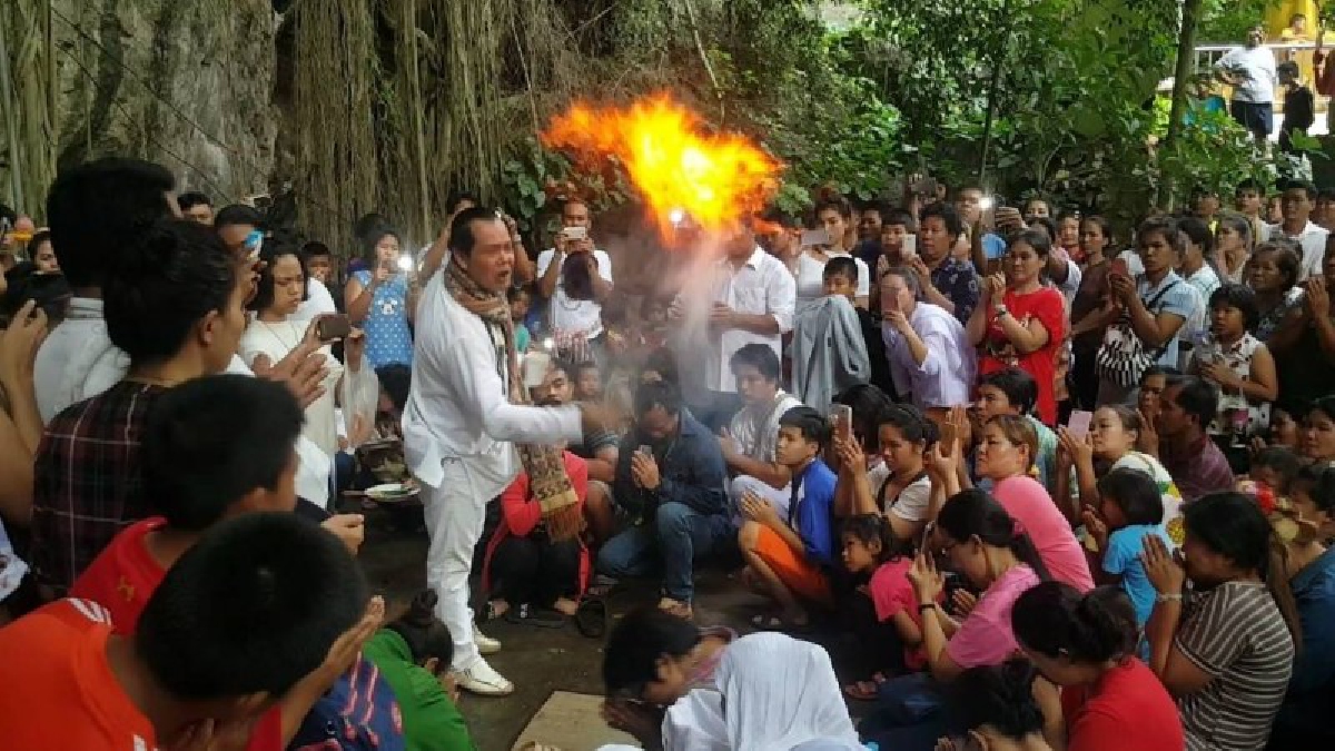 ชัดแบบไม่ต้องเพ่ง!! ผู้คนทั่วสารทิศหลั่งไหล สักการะถ้ำพญานาค เขาสิงโต สระแก้ว เผยไม่ผิดหวัง ได้เลขเด็ดกลับไปถ้วนหน้า (มีคลิป)
