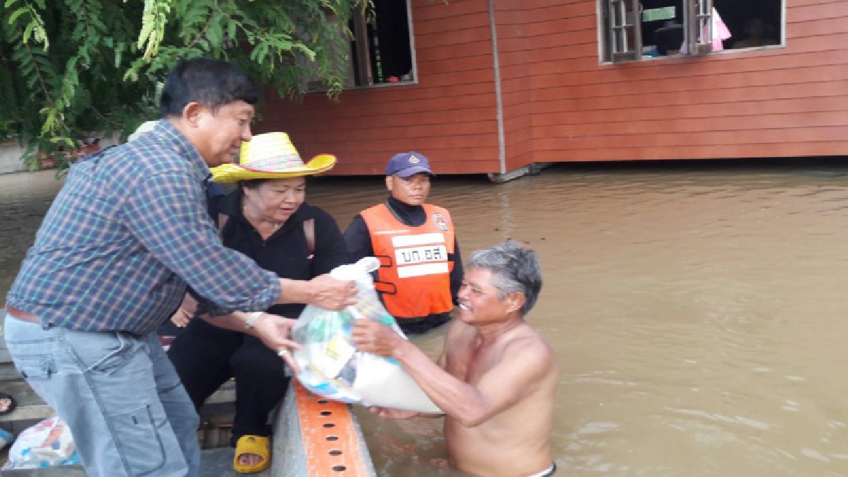 เราไม่ทิ้งกัน!! ผวจ.ชัยภูมิพร้อมด้วยเหล่ากาชาด ลงพื้นที่ เร่งช่วยเหลือปชช.ที่ประสบอุทกภัย อย่างต่อเนื่อง (มีคลิป)
