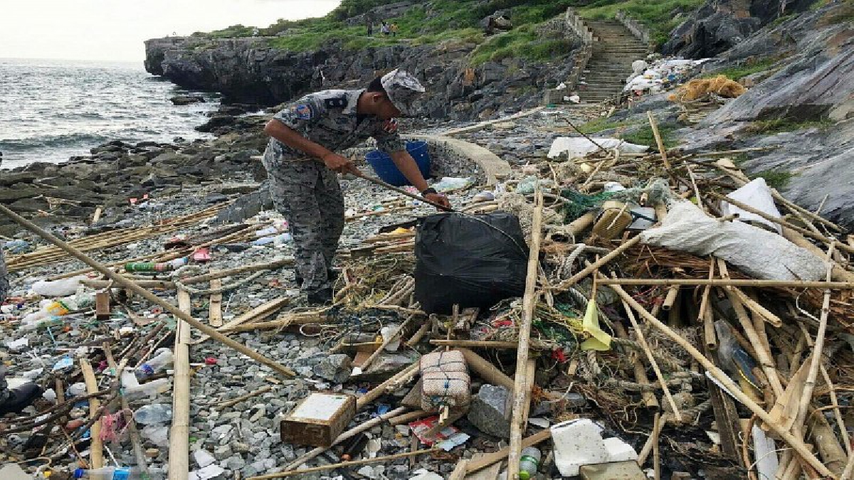 ศรชล.เขต1/ทรภ.1 ส่งกำลังเข้าตรวจสอบขยะบนเกาะสีชัง เตรียมเชิญหน่วยงานที่เกี่ยวข้องร่วมกันแก้ปัญหาอย่างจริงจัง (มีคลิป)