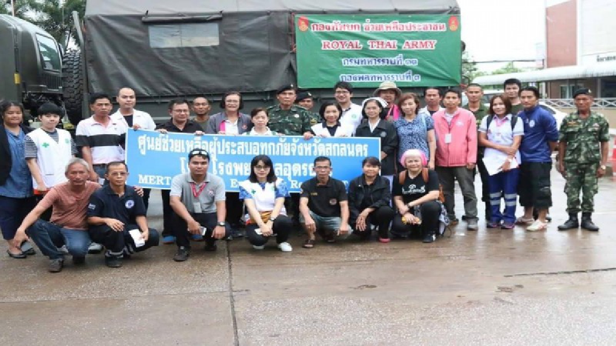 รพ.อุดรธานี ส่งแพทย์ เภสัชกร พยาบาล นักโภชนาการ อุปกรณ์ทางการแพทย์และครุภัณฑ์ ช่วยเหลือผู้ประสบภัยน้ำท่วมที่รพ.สกลนคร (มีคลิป)