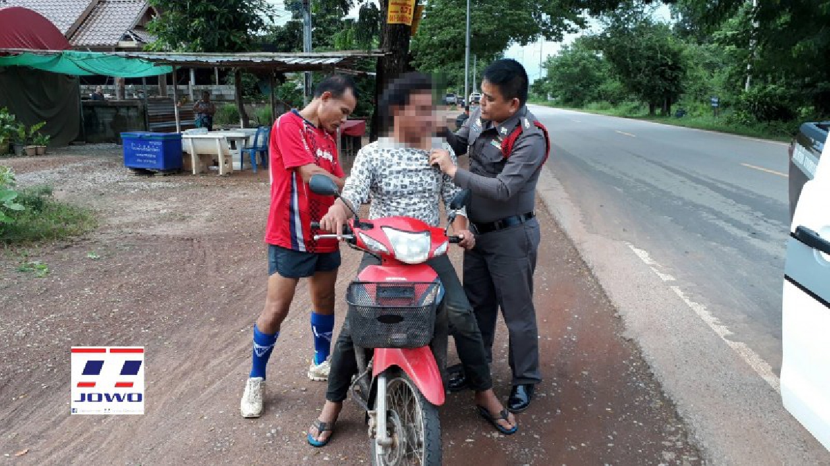 แม่สุดทน ลูกไม่รักดีลักสร้อยคอทองคำหนัก 2 บาท เผ่นหนีจากบ้าน แต่ไม่รอดถูกตร.รวบพร้อมของกลาง (มีคลิป)