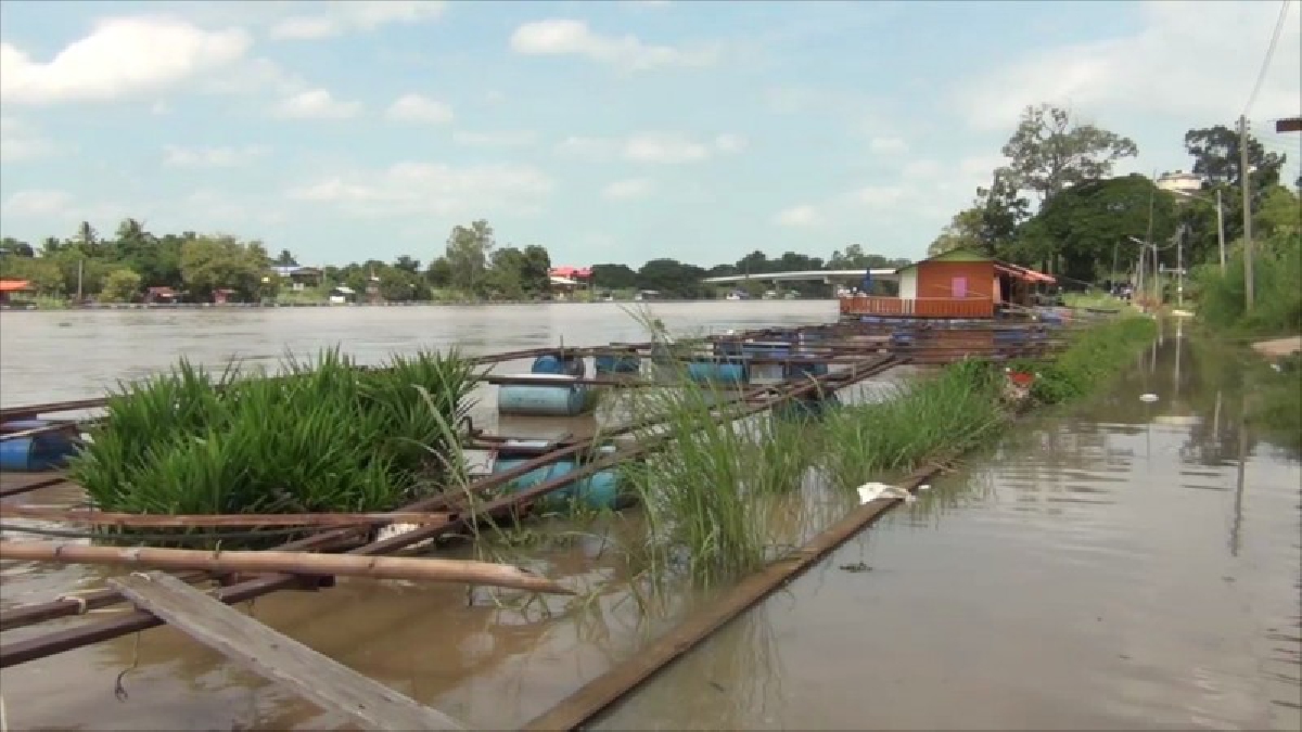 อ่างทองระทึก!! น้ำเอ่อล้นตลิ่งไหลเข้าท่วมบ้านเรือน ต.โผงเผงเพิ่มอีกกว่า 10 หลังคาเรือน จนท.เร่งวางกระสอบทรายป้องกัน