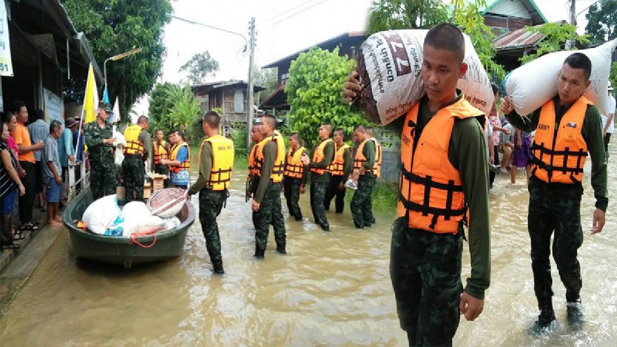 ทหารไม่ทิ้งประชาชน!! ระดับน้ำ "ลำเซบาย" ยังคงเพิ่มสูงขึ้นอย่างต่อเนื่อง ทหารลงพื้นที่ คอยช่วยชาวบ้านผู้ประสบภัยน้ำท่วม (มีคลิป)