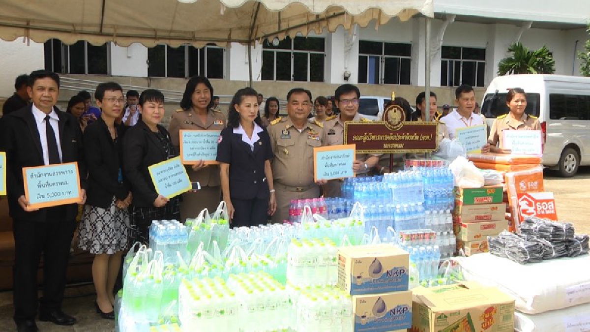 คนไทยไม่ทิ้งกัน!! ธารน้ำใจหลั่งไหล ช่วยผู้ประสบอุทกภัยจังหวัดสกลนครและนครพนม ปชช.ผู้มีจิตอันเป็นกุศลมาบริจาคอย่างต่อเนื่อง (ชมคลิป)