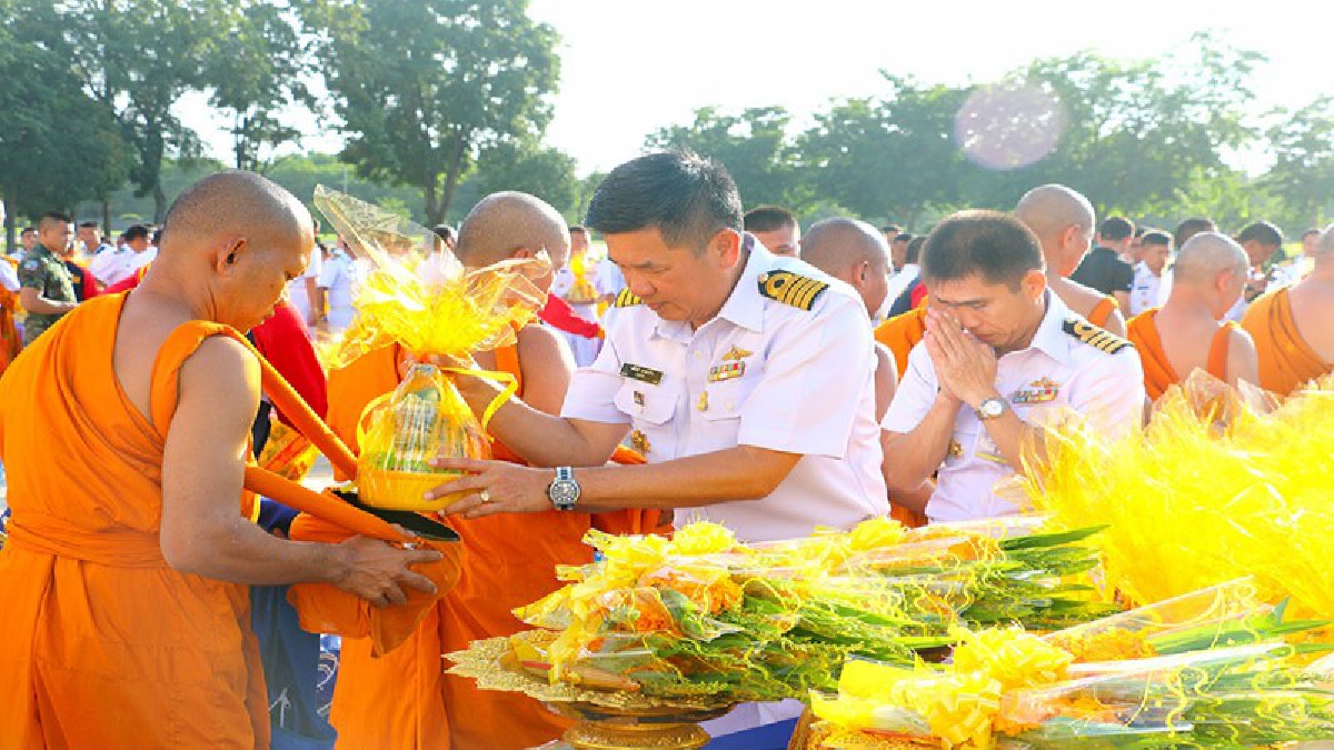 นักรบต่อสู้อากาศยาน สอ.รฝ.รวมพลังแห่งความจงรักภักดี ร่วมตักบาตรพระสงฆ์ 66 รูป ถวายเป็นพระราชกุศล รัชกาลที่ 10 (ชมคลิป)